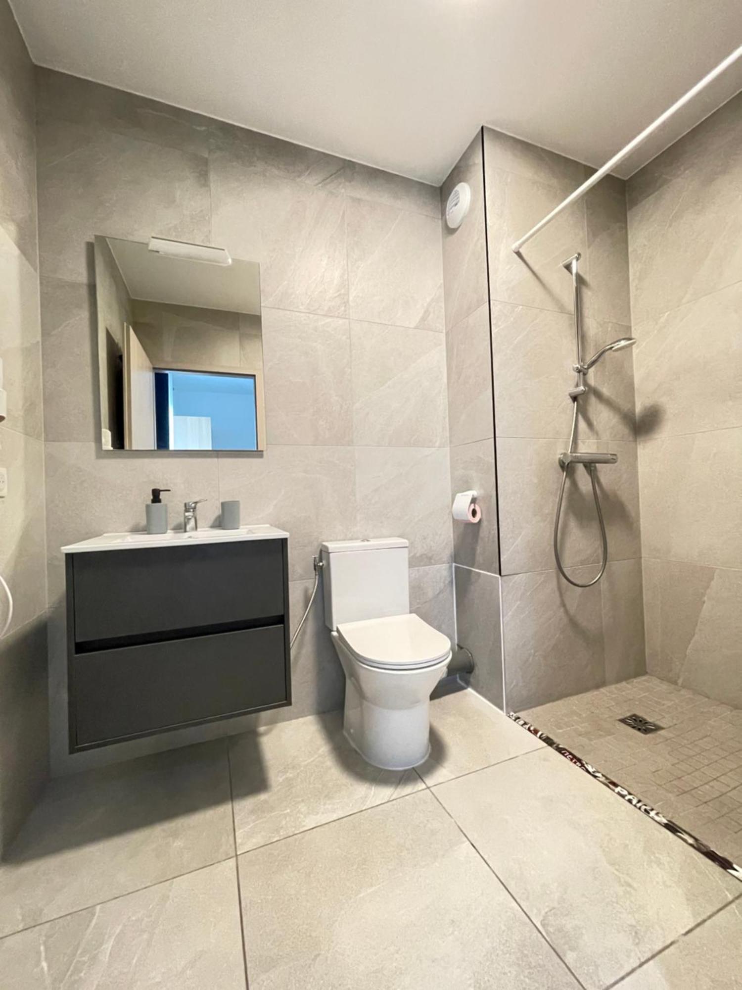 Cozy Compact Studio France แซ็ง-ลุยส์ ภายนอก รูปภาพ